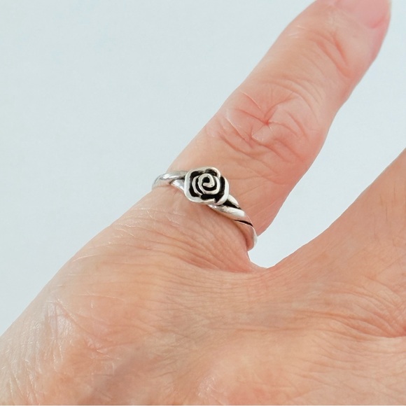 Sterling Silver Rose Toe Ring, Silver Rings, Flower Ring, Love Roses, Flowers - Picture 3 of 13